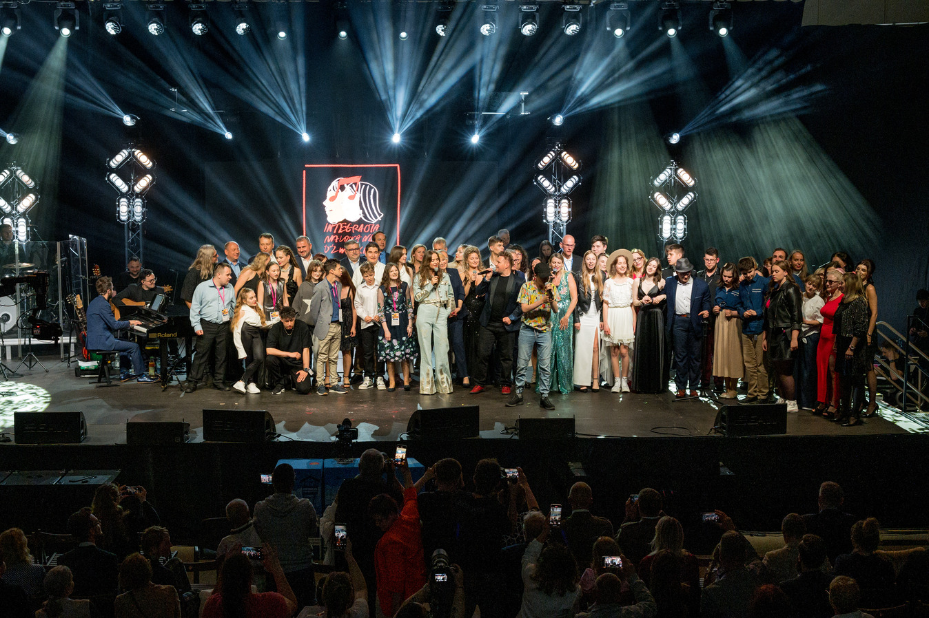 Wokaliści oraz uczestnicy 18. Małopolskiego Festiwalu Piosenki 