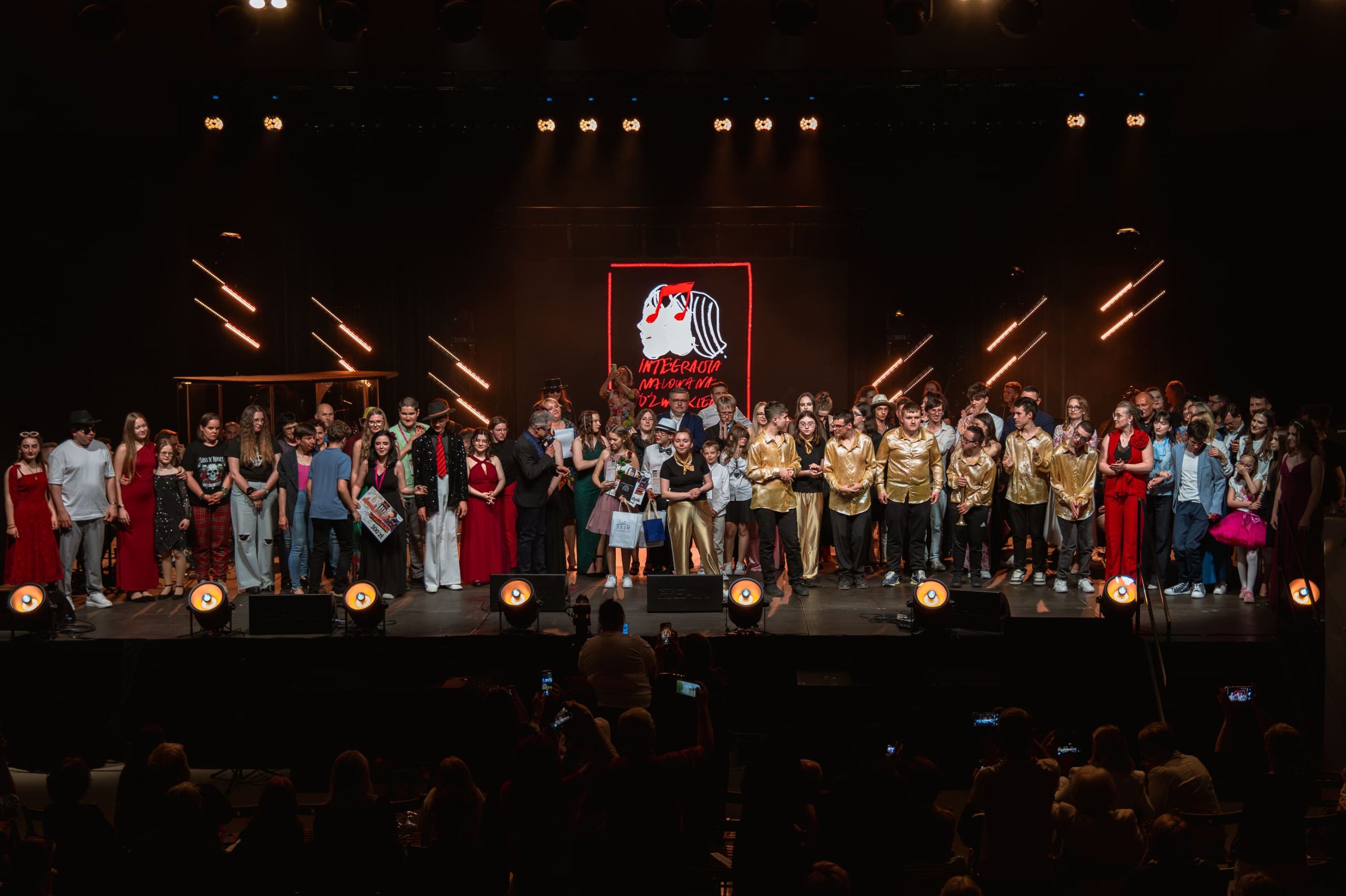 Uczestnicy 19. Małopolskiego Festiwalu Piosenki "Integracja malowana dźwiękiem" na scenie.